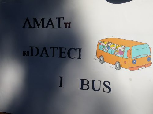Bus soppressi, sit-in davanti alla sede Amat